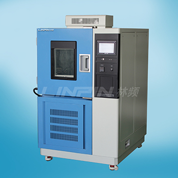 　　上海交變濕熱箱電子式濕度傳感器商品及環(huán)境濕度精確測量歸屬于95時代盛行的制造行業(yè), 近些年世界各國在濕度傳感器產(chǎn)品研發(fā)行業(yè)獲得了長足進(jìn)步。濕敏控制器正從簡易的濕敏元器件向柔性生產(chǎn)、智能化系統(tǒng)、多主要參數(shù)檢驗(yàn)的方位快速發(fā)展趨勢，為開發(fā)新一代環(huán)境濕度測控系統(tǒng)造就了資源優(yōu)勢，也將環(huán)境濕度精確測量技術(shù)性提升到新的水準(zhǔn)。  　　現(xiàn)階段只有上海林頻儀器設(shè)備及少數(shù)幾家海外公司把握了用電子式濕度傳感器在上海交變濕熱箱的開發(fā)設(shè)計和運(yùn)用。對比于傳的濕區(qū)球法測濕技術(shù)性，電子式濕度傳感器成本費(fèi)較高，主要認(rèn)知環(huán)境濕度快，測濕更等優(yōu)勢。該技術(shù)性現(xiàn)階段在中國航天、北京林業(yè)大學(xué)、中國電力科學(xué)院等環(huán)境試驗(yàn)箱如表獲得了非常好的運(yùn)用，這一技術(shù)性也將變成將來上海交變濕熱箱的流行發(fā)展前景。  　　電子式濕度傳感器的優(yōu)勢取決于能捕獲相對濕度的微量分析的轉(zhuǎn)變, 反映靈巧, 落后時間在30五秒之內(nèi)年飄移小。因?yàn)殡娮邮綕穸葌鞲衅髂軐⑾鄬穸鹊霓D(zhuǎn)變變換為電信號輸出, 逐步實(shí)現(xiàn)了電子數(shù)碼顯示信息。因?yàn)檫x用操縱與顯示信息的數(shù)據(jù)信號均來源于同樣, 防止了因取樣操縱和顯示信息分離出來而導(dǎo)致的積累偏差, 因而其取樣操縱顯示信息總偏差就是說電子式濕度傳感器自身的線形偏差, 且該線形偏差還可根據(jù)賠償電源電路開展調(diào)節(jié), 全面提高精密度。